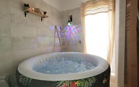 Villa 6 couchages spa privatif, accès direct mer, piscine